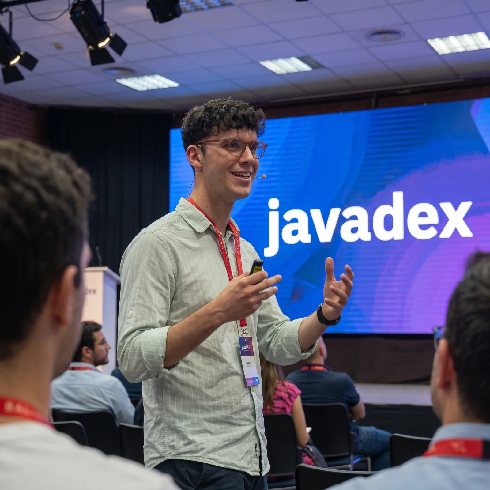Javier Santos Criado dando una charla sobre inteligencia artificial ante público, con el logotipo de Javadex proyectado en pantalla